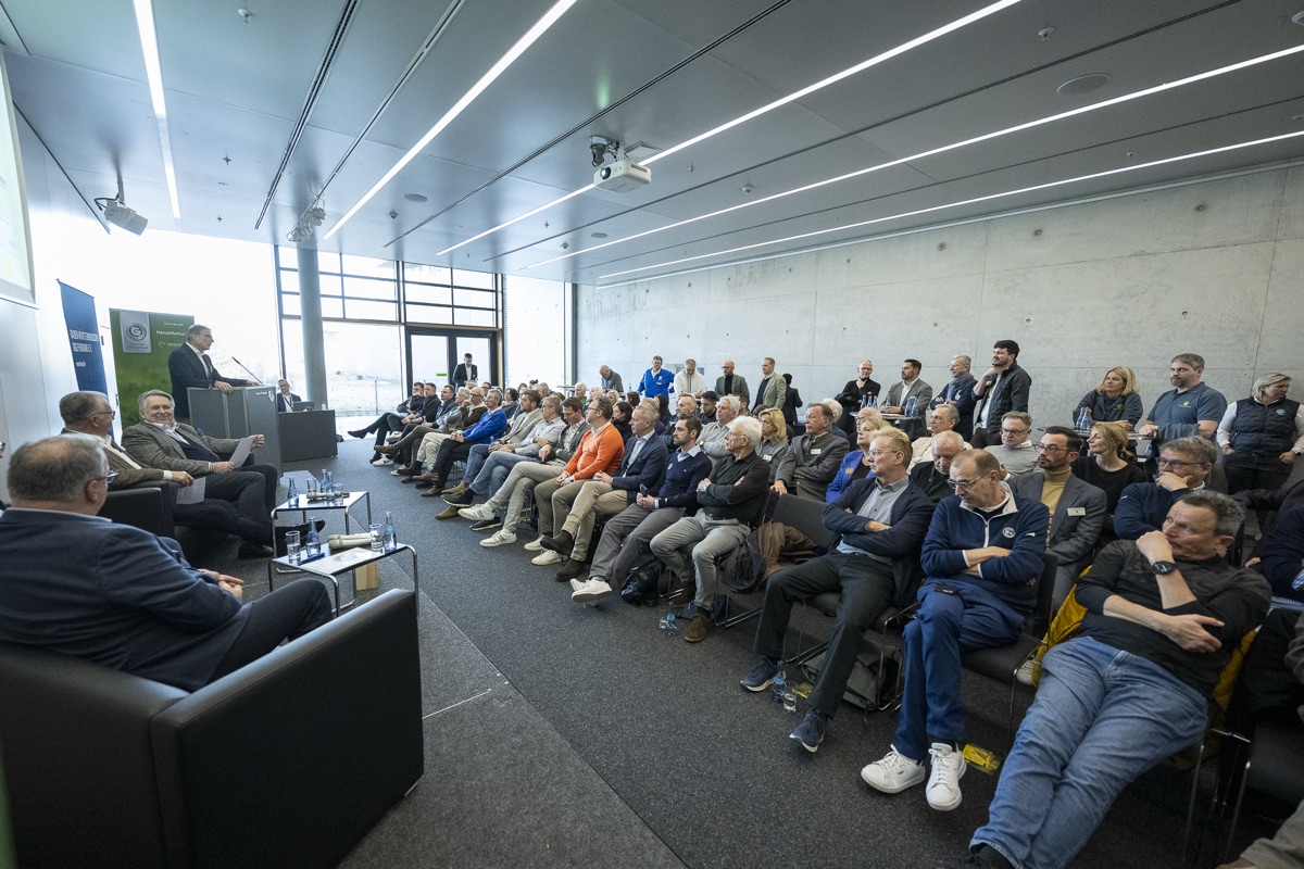 Verbandsforum auf der Messe: Redner am Pult, Gesprächsrunde und volles Publikum